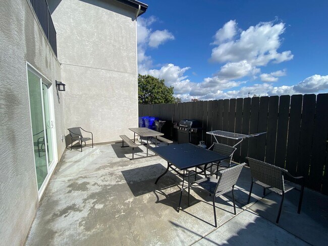Building Photo - 6BD/2BA on Ewing! (Lease out, pending sign...