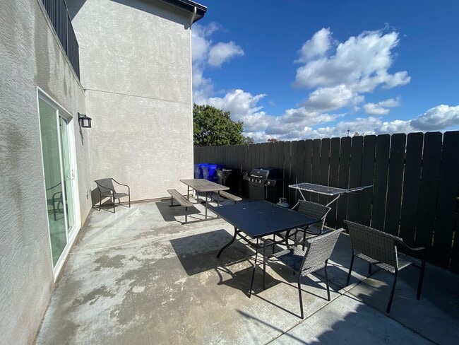 Building Photo - 6BD/2BA on Ewing!
