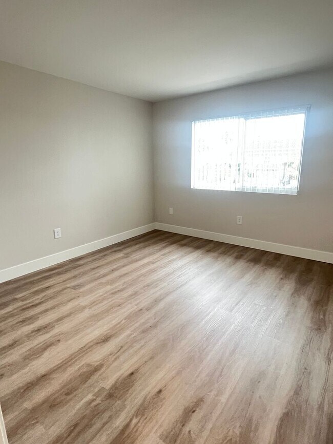 Building Photo - 1400 Estate Dr