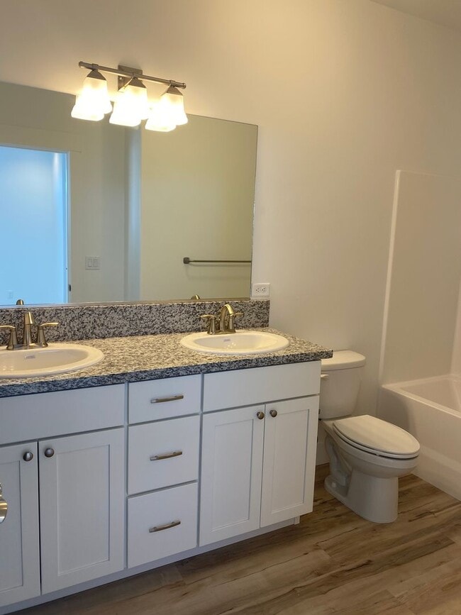 Building Photo - 3 bed 1 additional office space and 2.5 ba...