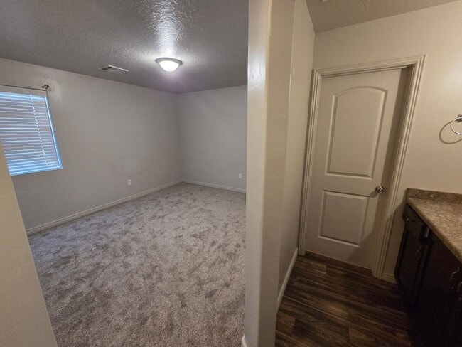 Building Photo - Spacious 4 Bedroom Home!