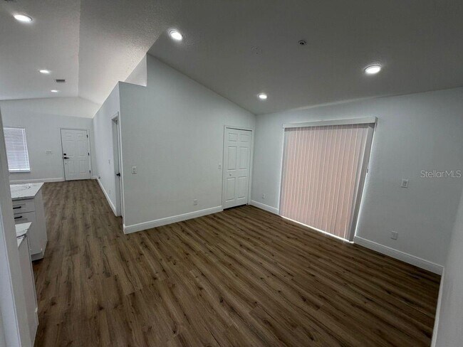 Building Photo - 9743 Hollyhill Dr