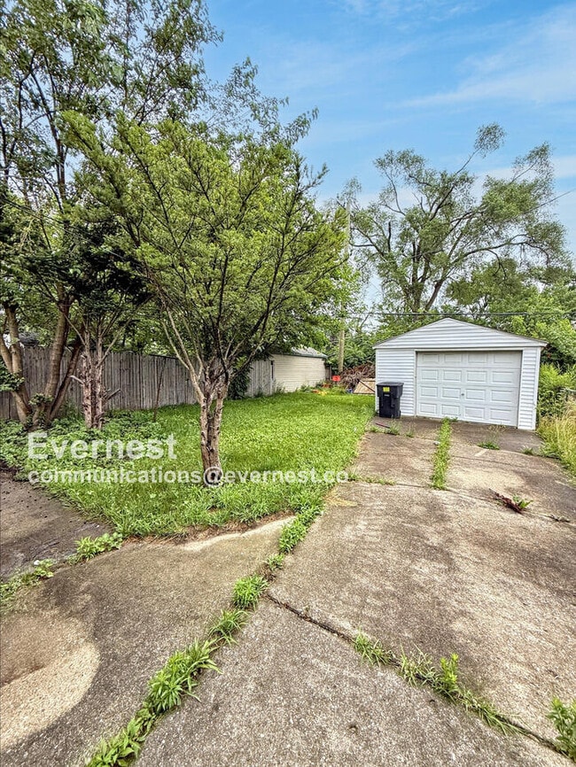 Building Photo - 18184 Riopelle St