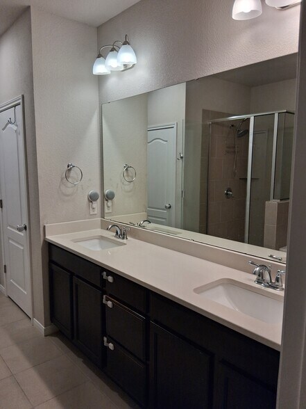 Building Photo - 6307 Southern Cross Dr