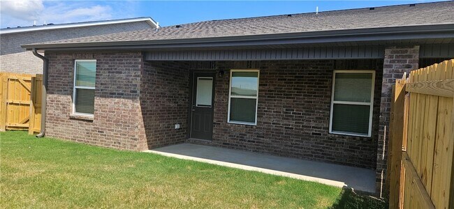 Building Photo - 6807 NW Trevy St