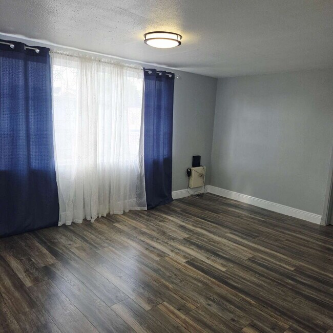 Building Photo - This gorgeous 2/1 house has been remodeled gourmet chef's kitchen, shaker cabinets, granite count...