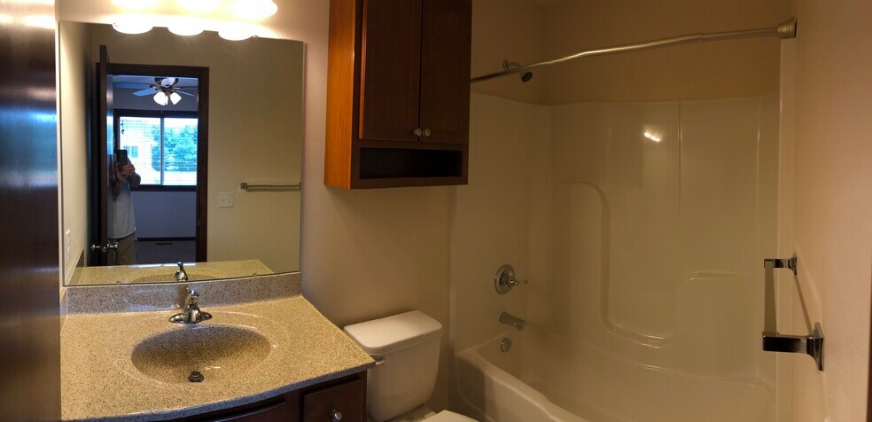 Second Bedroom Private Bath - 1914 Wrigley St