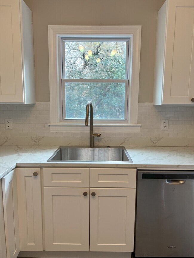 Building Photo - Beautifully Renovated 2BR Home with Modern...