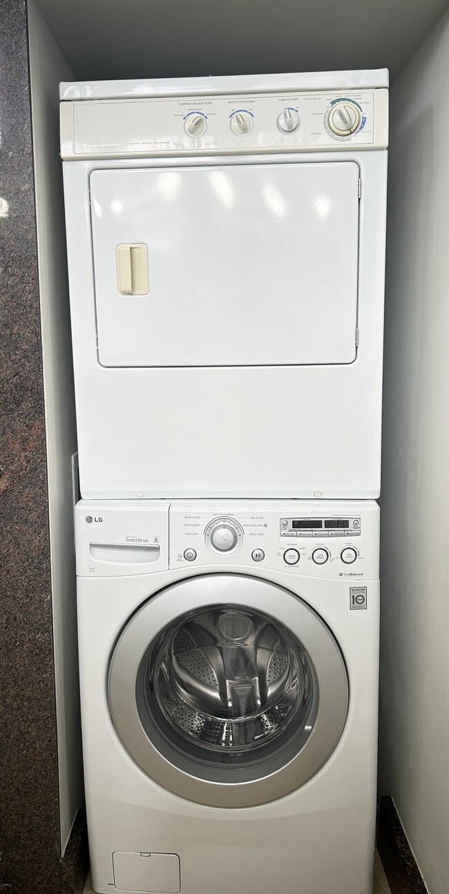 Washer & Dryer in-unit - 419 S Highland Ave