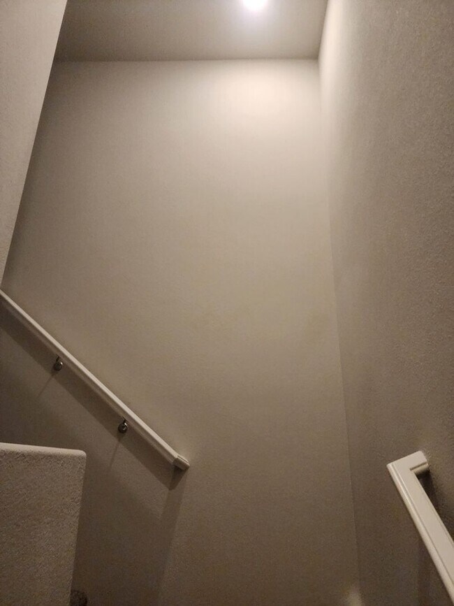 Building Photo - 3 bedroom/ 2 bath condo in gated community