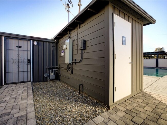 Building Photo - Cozy 2-Bedroom Home with Community Pool & Covered Parking