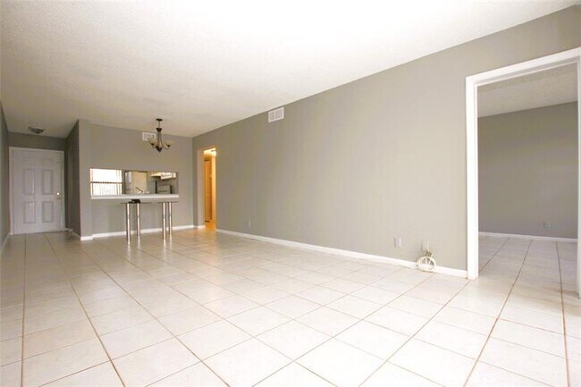 Building Photo - 217 Lake Pointe Dr