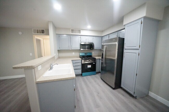 Building Photo - 5710 E Tropicana Ave