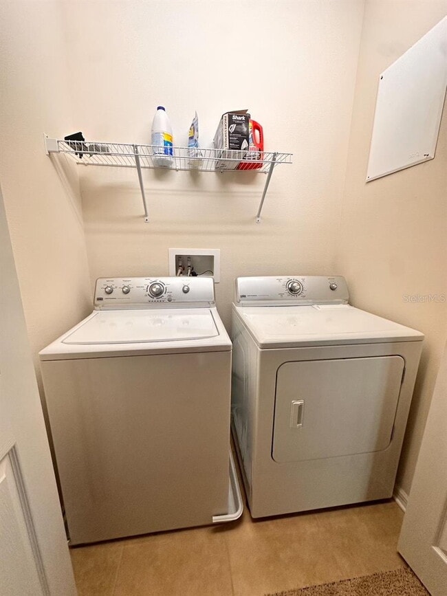 Building Photo - Gorgeous townhome! Community pool! fitness center!