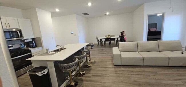 Building Photo - 223 Sweetwater Crk Ln