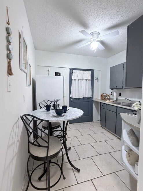 Building Photo - 7418 Meadow Cliff St