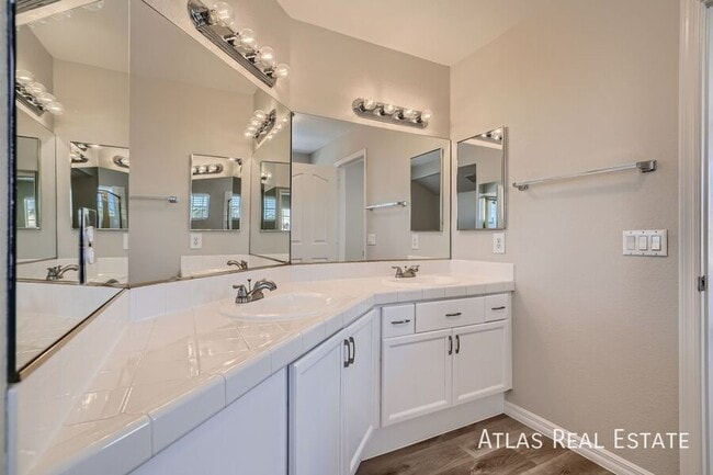 Building Photo - 7875 Constantinople Ave