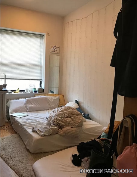 Building Photo - 64 Louis Prang St