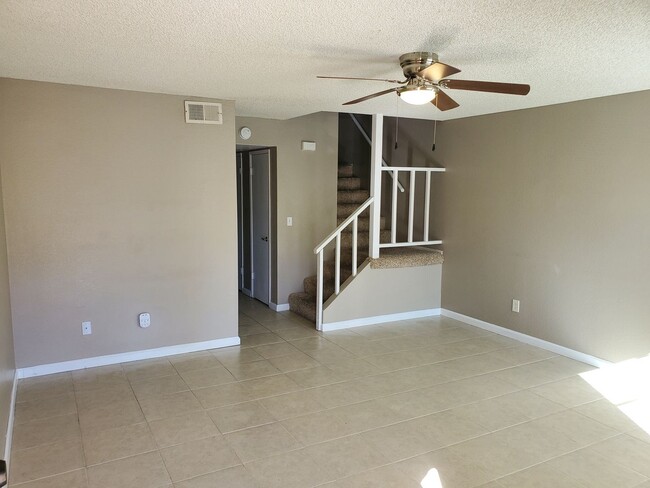 Building Photo - Nice 2-Story 2-Bedroom Condo Available in ...