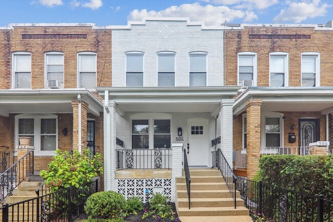 Building Photo - 504 24th St NE
