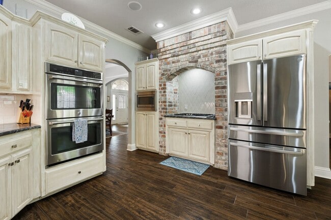 Building Photo - Luxury Living