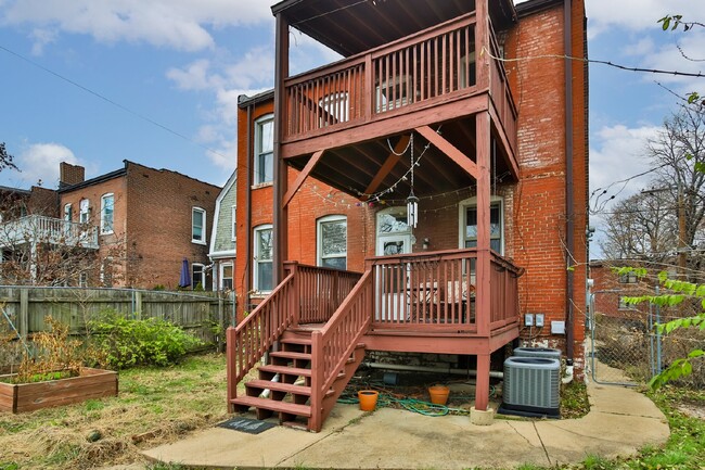 Building Photo - Charming 2-Bedroom Unit Near The Grove!