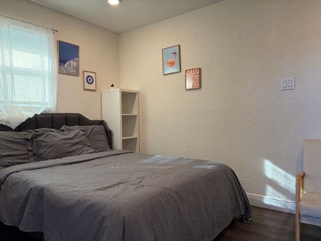 Building Photo - Renovated Studio