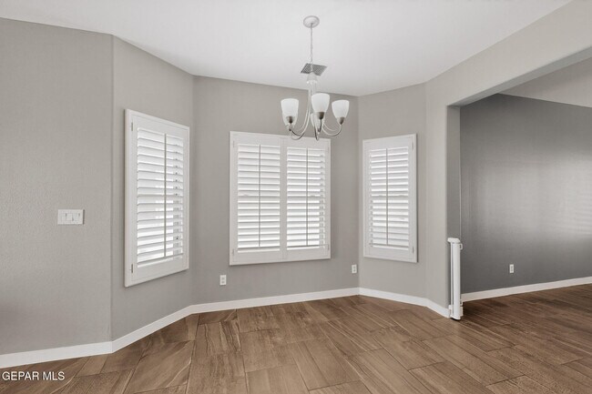 Building Photo - 320 S Manzanita Dr