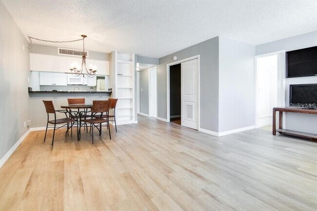 Building Photo - 2615 Cove Cay Dr