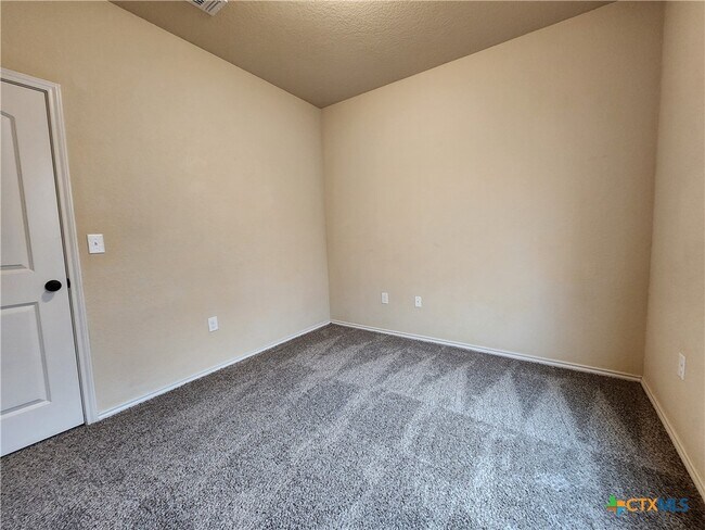 Building Photo - 712 Creekside Cir