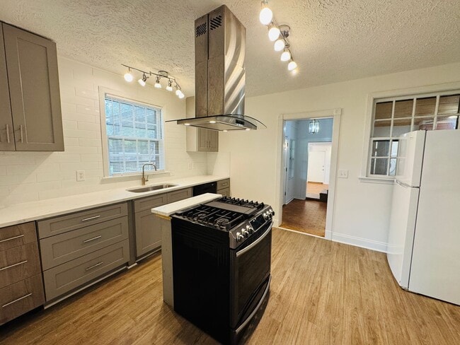 Building Photo - 4-Bedroom just perfect for your family