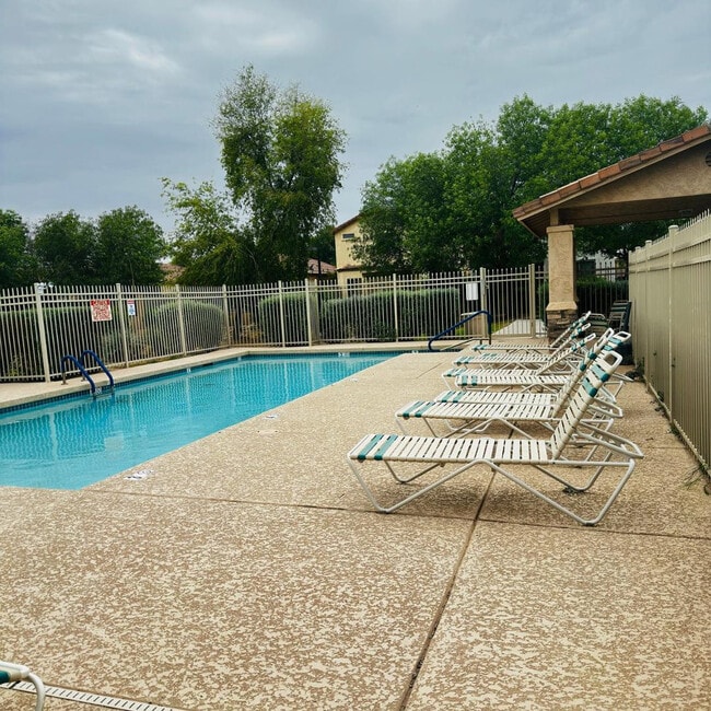 Building Photo - 949 S Racine Ln