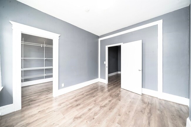 Building Photo - 122 Mallory Ave