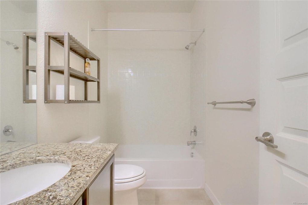 upstrairs bathroom - 2061 W 67th Pl