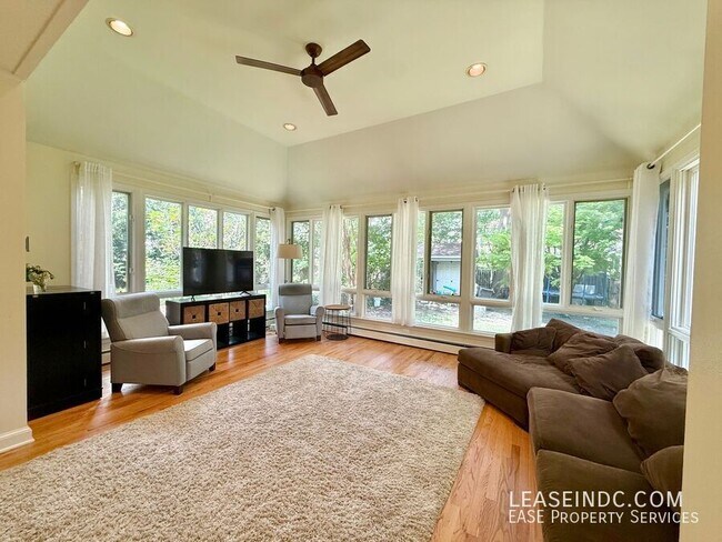 Building Photo - 4825 Butterworth Pl NW