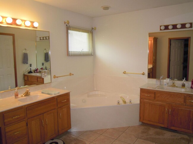 Building Photo - 2000+ sq ft, 3-4 bed, 2 bath, 2 car garage...