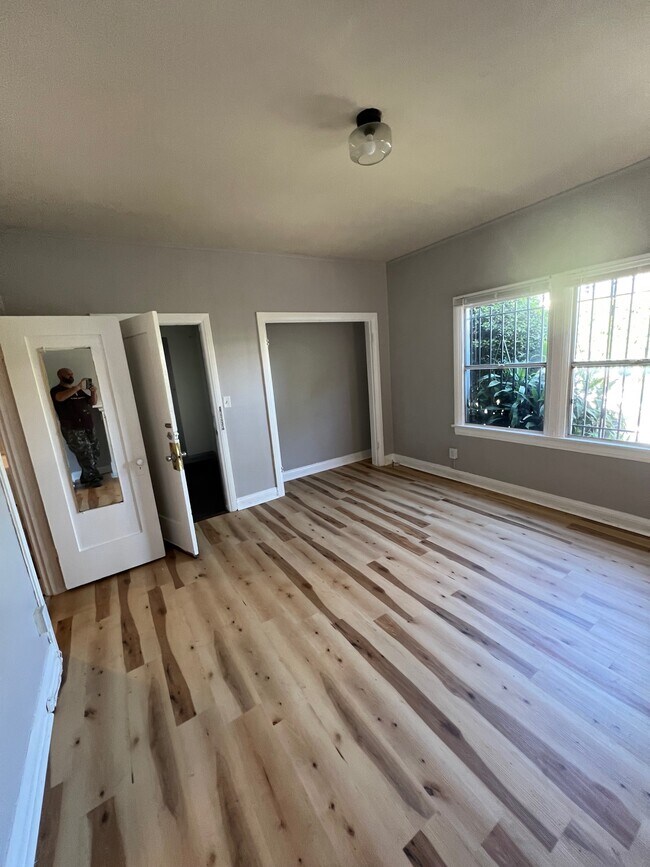 Building Photo - 1423 N Martel Ave