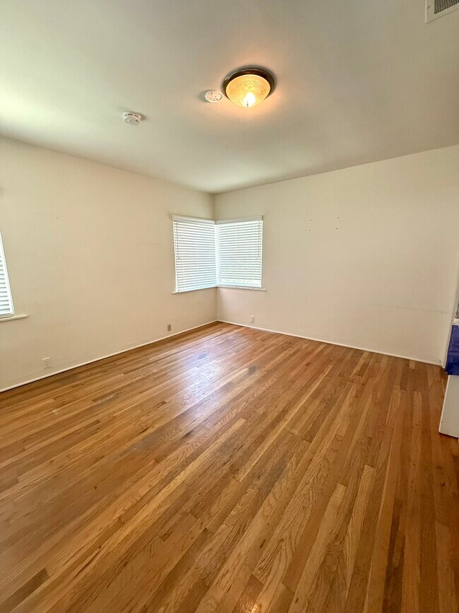 Building Photo - 810 Martin St