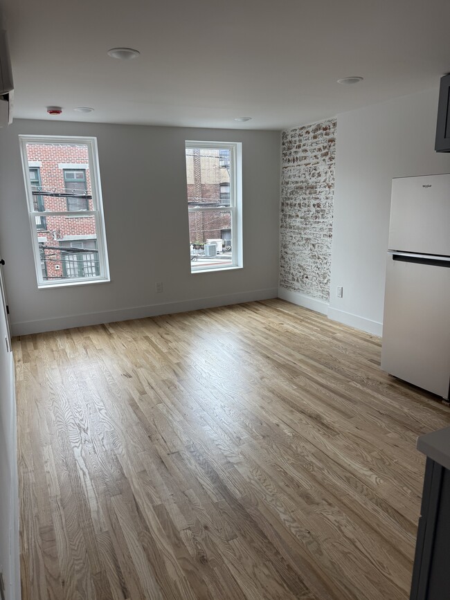 Building Photo - 162 6th St