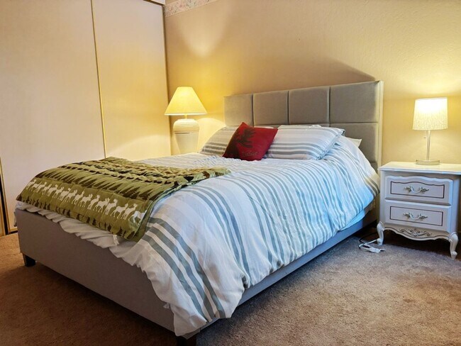 Building Photo - 2 Bedroom in a beautiful woodsy location!