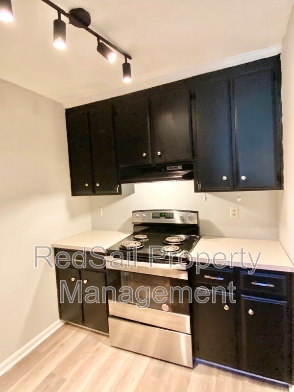 Building Photo - 384 Kinsmen Way