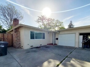 Building Photo - Lovely 3 bedroom 2 bath duplex with private garage and backyard