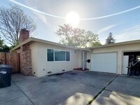 Building Photo - Lovely 3 bedroom 2 bath duplex with private garage and backyard