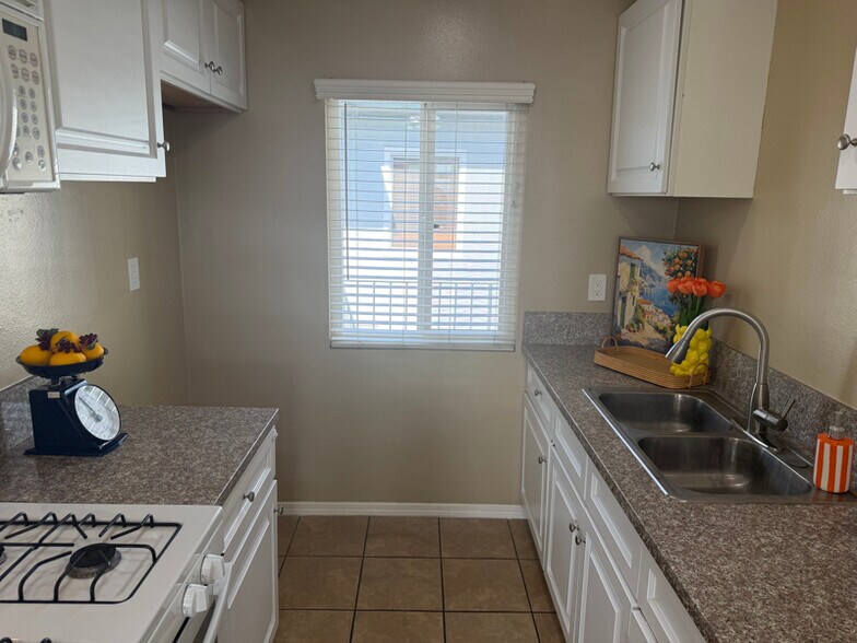 Building Photo - 9320 Elm Vista Dr