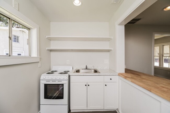 Building Photo - 1 bedroom / 1 bath ~ Just Renovated & Move...
