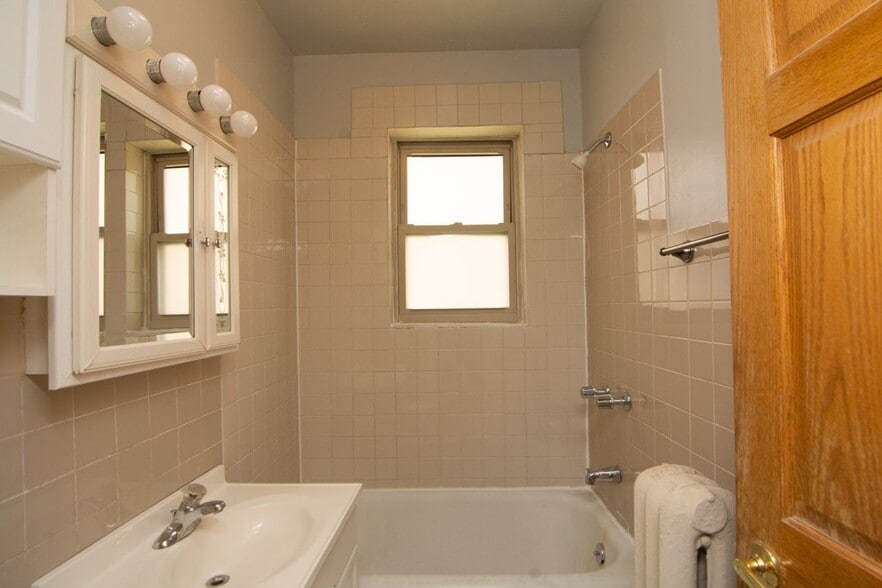 Building Photo - 4117 N Paulina St