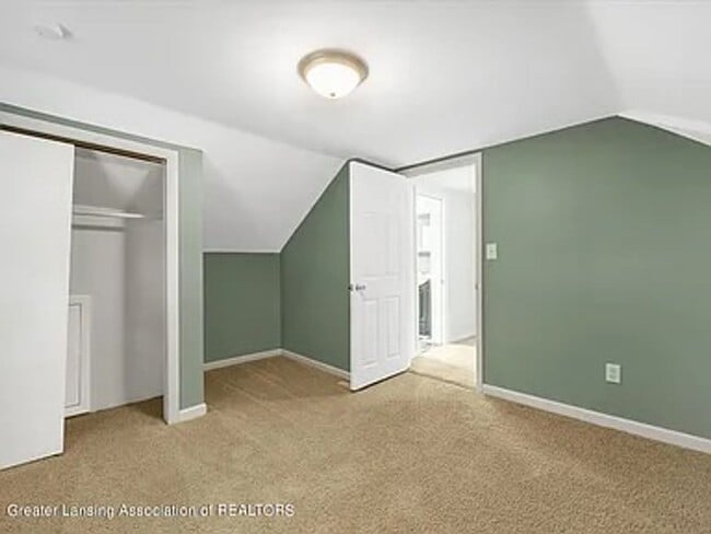 Building Photo - Move-In Ready 3 Bed, 2 Bath in Lansing (Section 8 Approved)