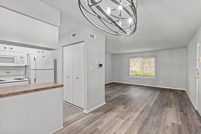 Building Photo - Newly Renovated 2-Bed, 2-Bath Apartment in...