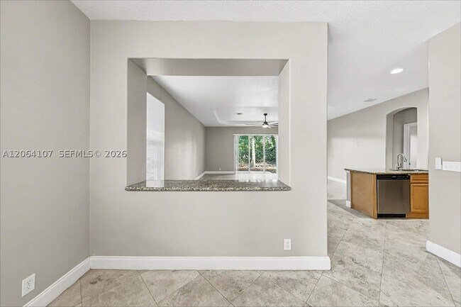 Building Photo - 1250 W Magnolia Cir