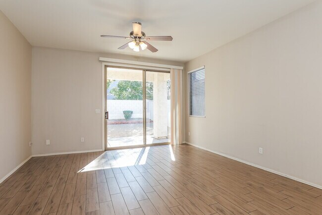 Building Photo - 2427 E Glass Ln